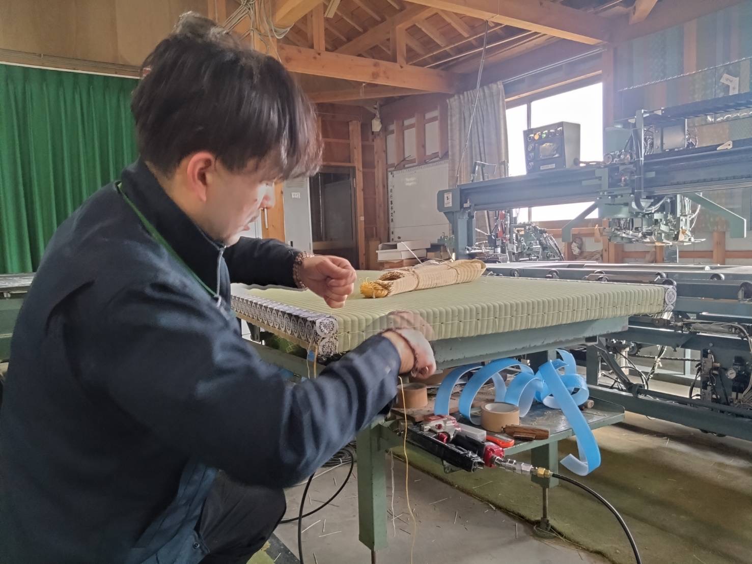 自社工場で新畳を製作する職人