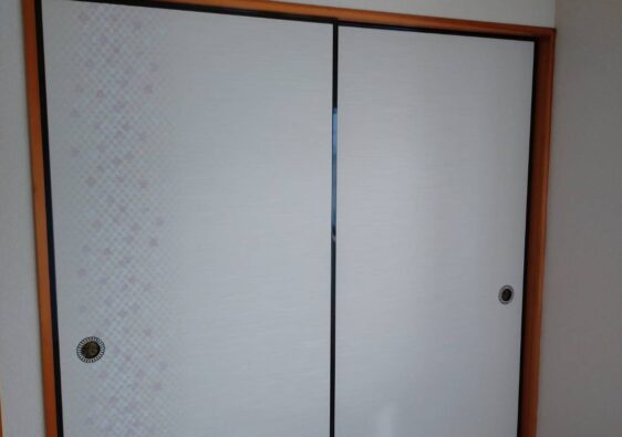 飯塚市 和室のふすま張替え 白い無地に桜柄のアクセント