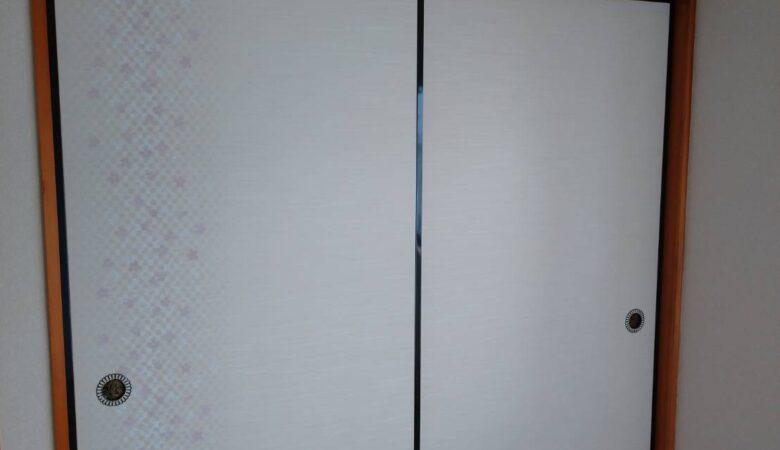 飯塚市 和室のふすま張替え 白い無地に桜柄のアクセント