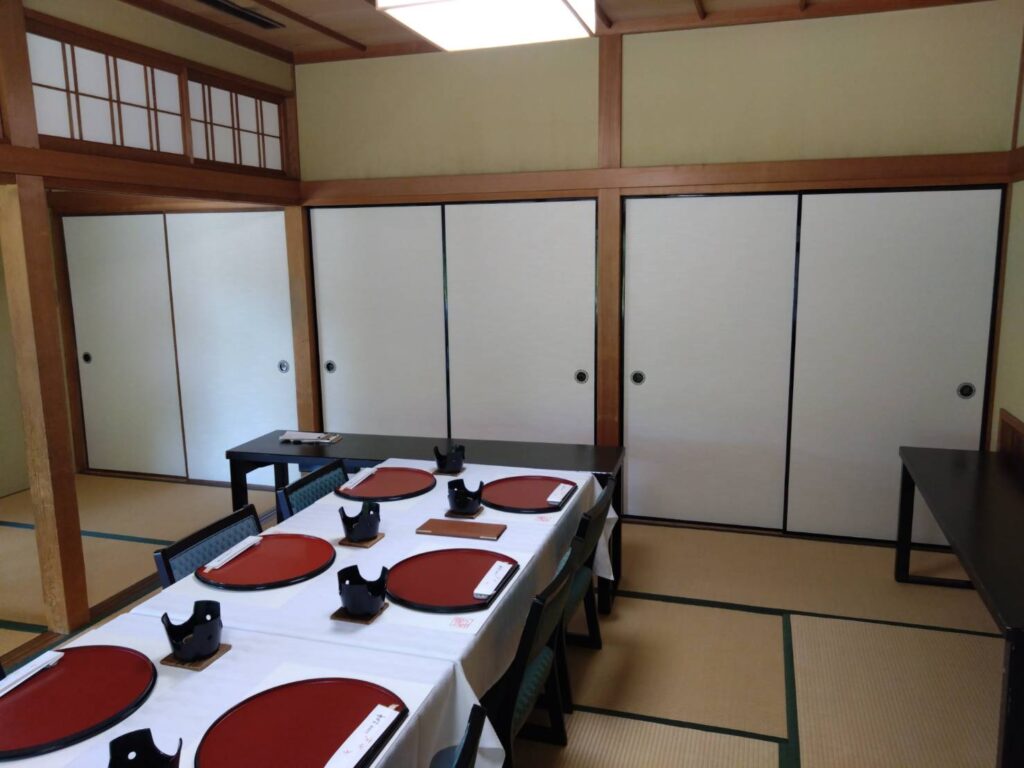 飯塚市 料亭 ふすま張替え 広間の白いふすま（施工後）