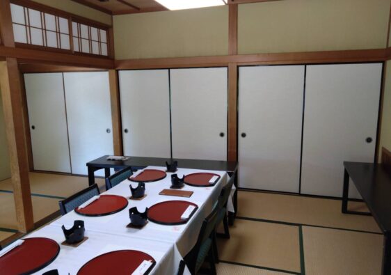 飯塚市 料亭 ふすま張替え 広間の白いふすま（施工後）