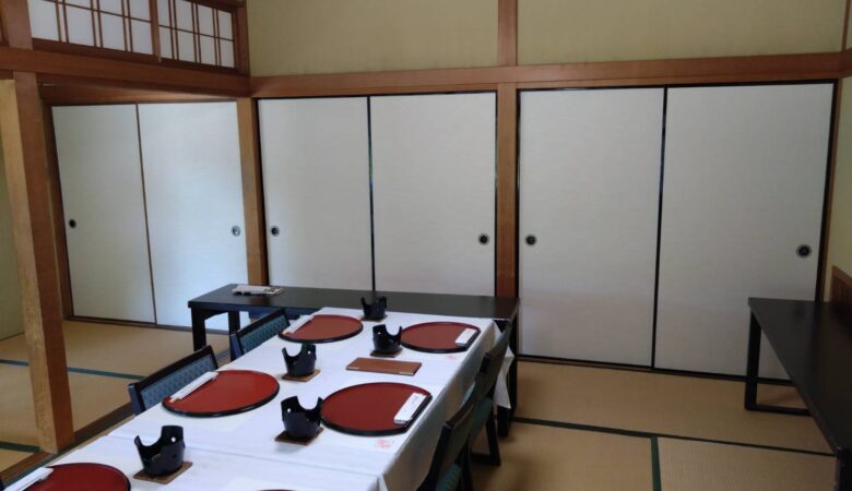飯塚市 料亭 ふすま張替え 広間の白いふすま（施工後）