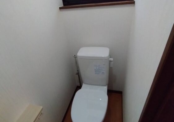 飯塚市 トイレリフォーム 床の張替えと便器交換できれいになった完成後のトイレ