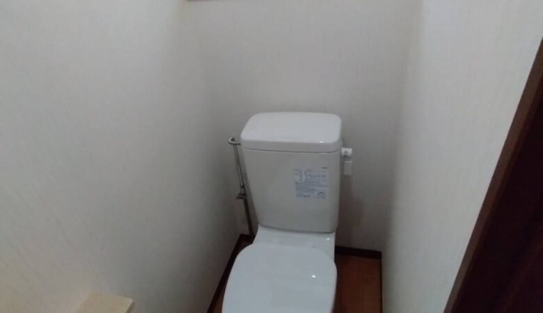 飯塚市 トイレリフォーム 床の張替えと便器交換できれいになった完成後のトイレ