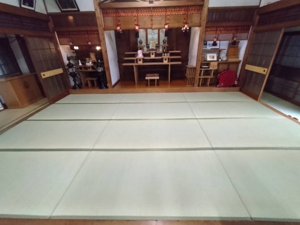 飯塚市の神殿 大広間の畳表替え後（祭壇側）