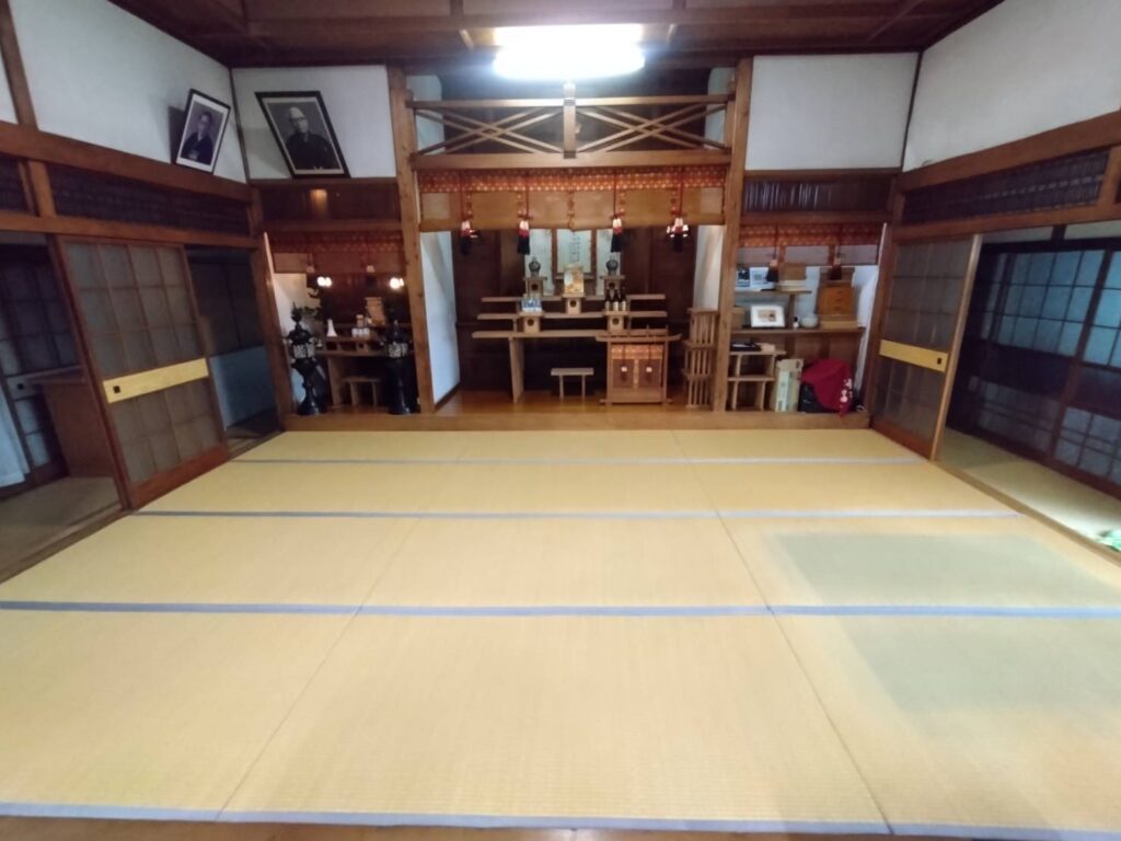 飯塚市の神殿 大広間の畳表替え後