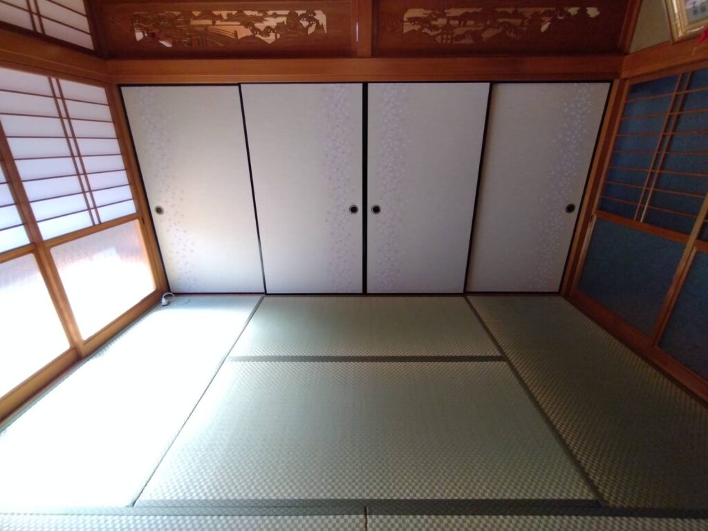 飯塚市のご自宅 和室の桜柄のふすま張替え後