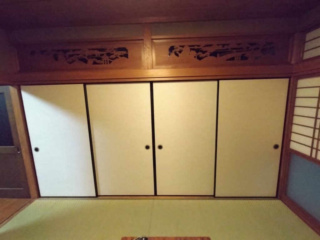 飯塚市のご自宅 和室の無地クリームのふすま張替え後