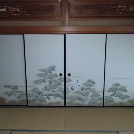 飯塚市｜ふすま張替え｜白い無地に桜柄のアクセントで和室を明るく一新
