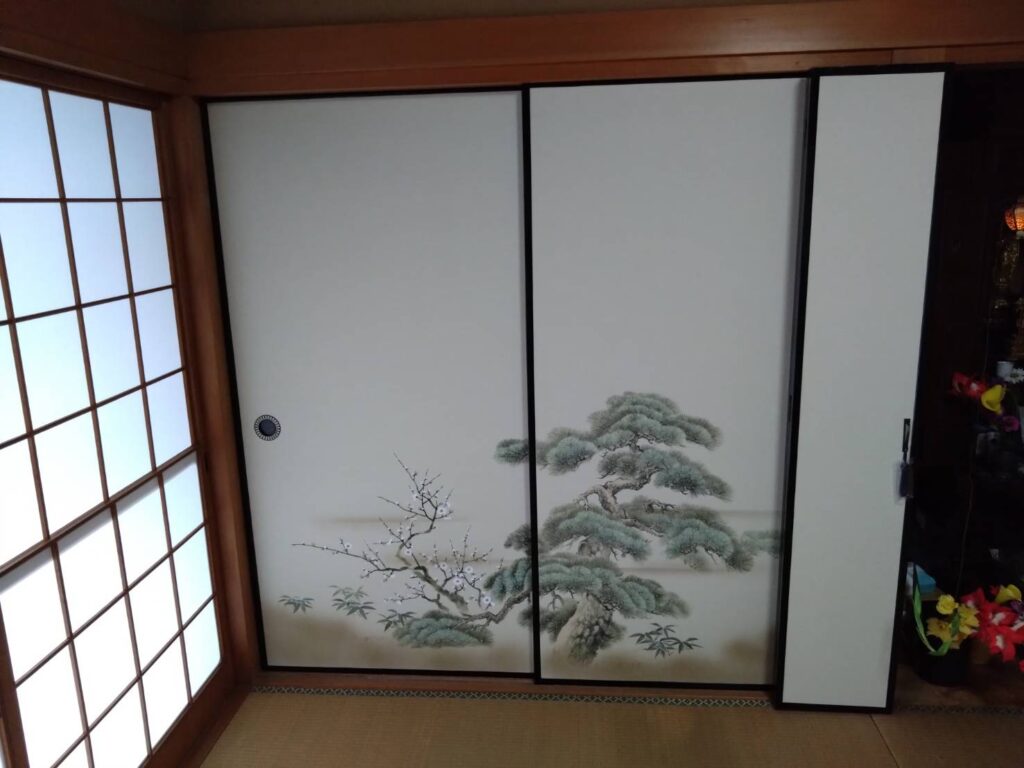 飯塚市 T様邸 客間（大広間）のふすま張替え 松に鶴の山水柄