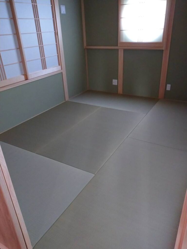 福津市 新畳 縁なし畳を市松敷きにした深緑の和室