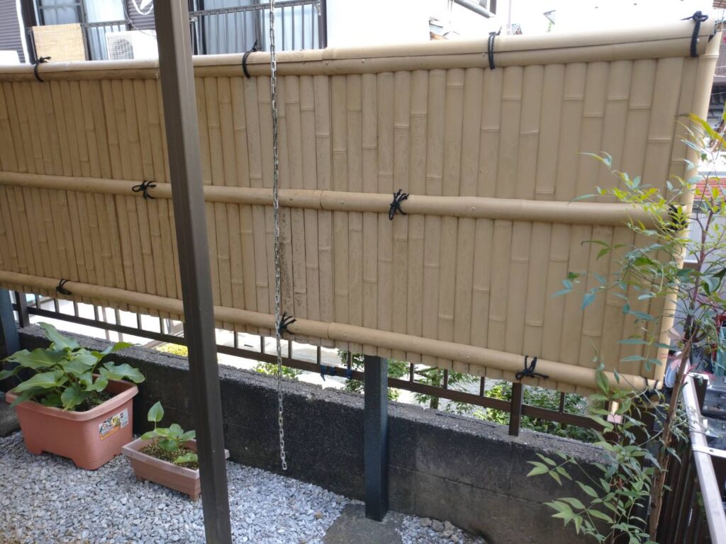 施工後：人工竹で仕上げた竹垣を生垣の手前に設置