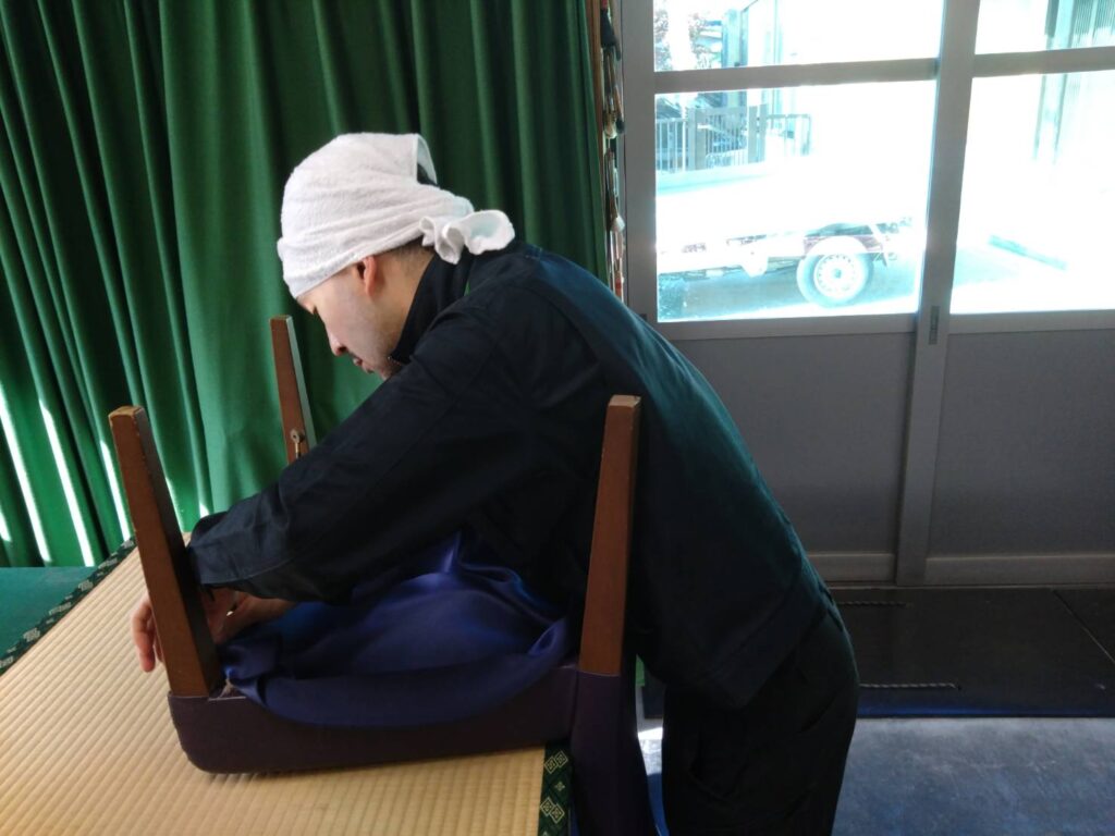 飯塚市の工房 椅子の裏地張替え 職人の手仕事
