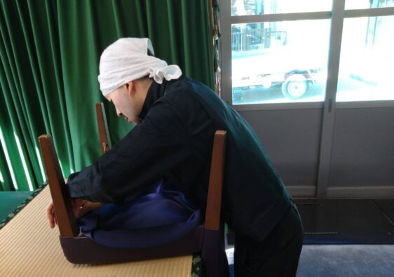 飯塚市の工房 椅子の裏地張替え 職人の手仕事