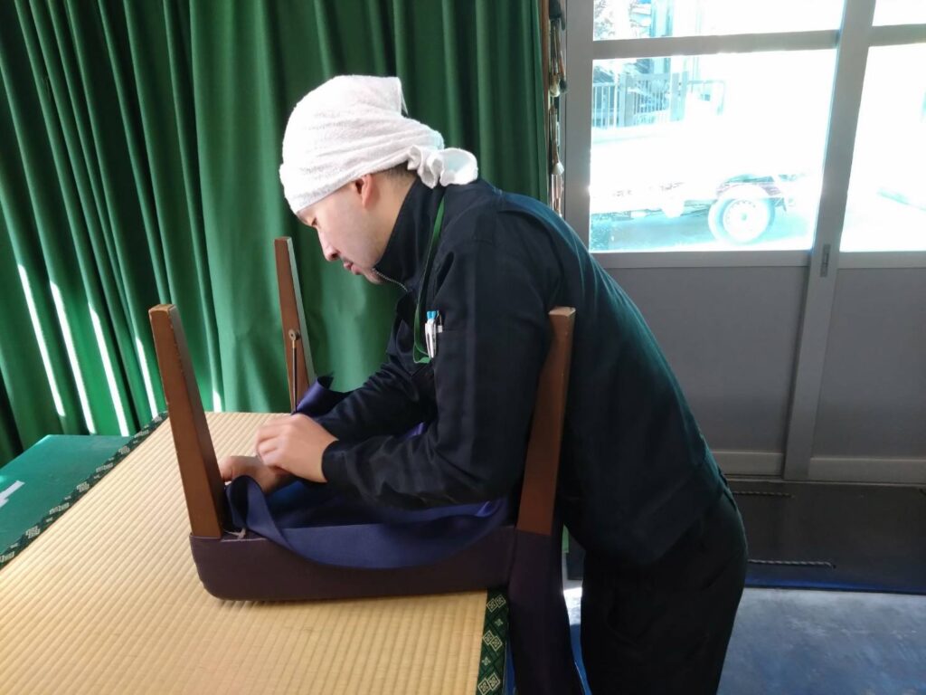 飯塚市の工房 椅子の裏地張替え(作業中)