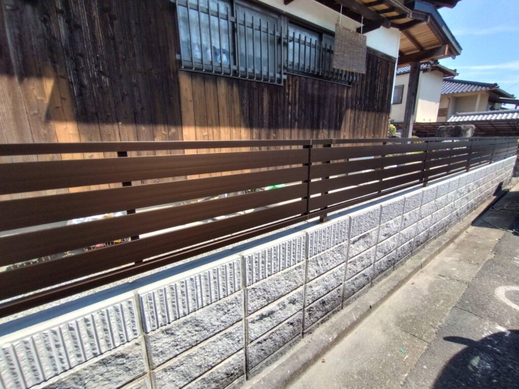 アルミフェンスに取り替えた塀