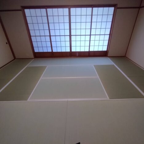飯塚市下三緒｜ふすま張替え｜長寿の縁起物「ツル柄」の襖紙で