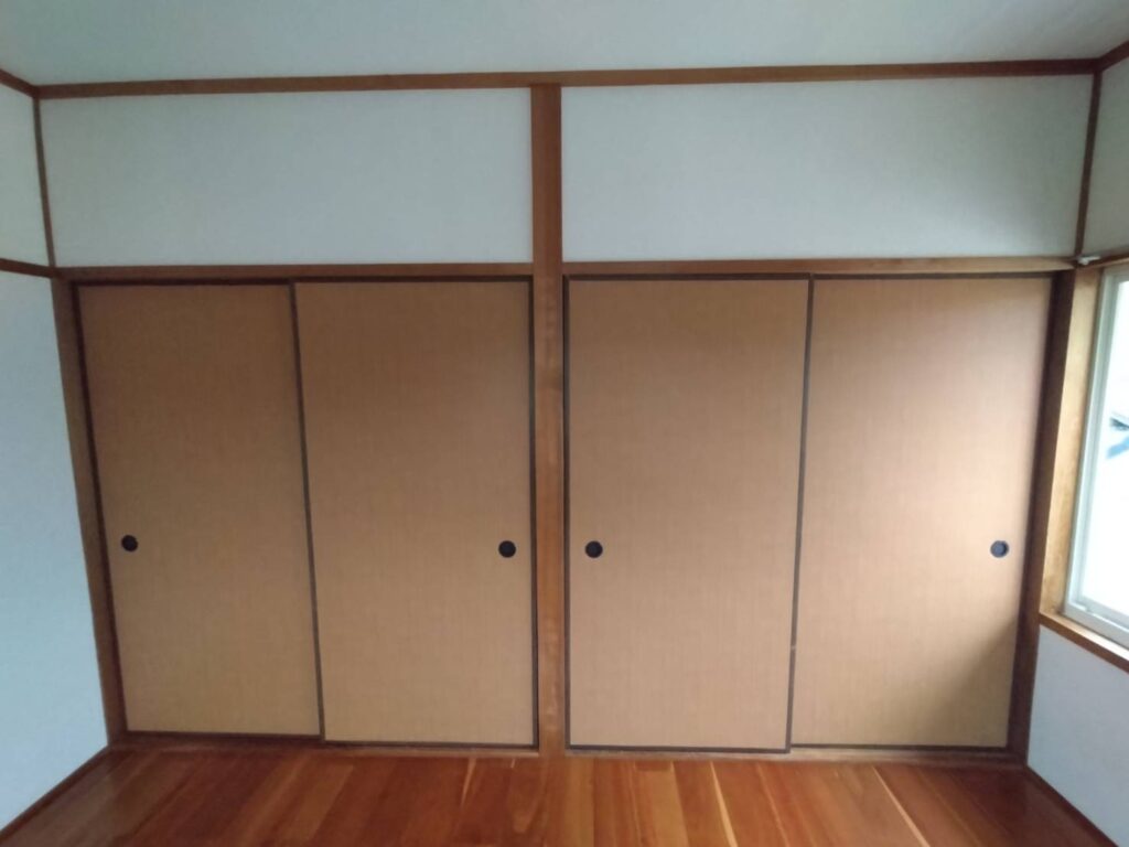 木目柄の襖紙に張り替えた押入れのふすま