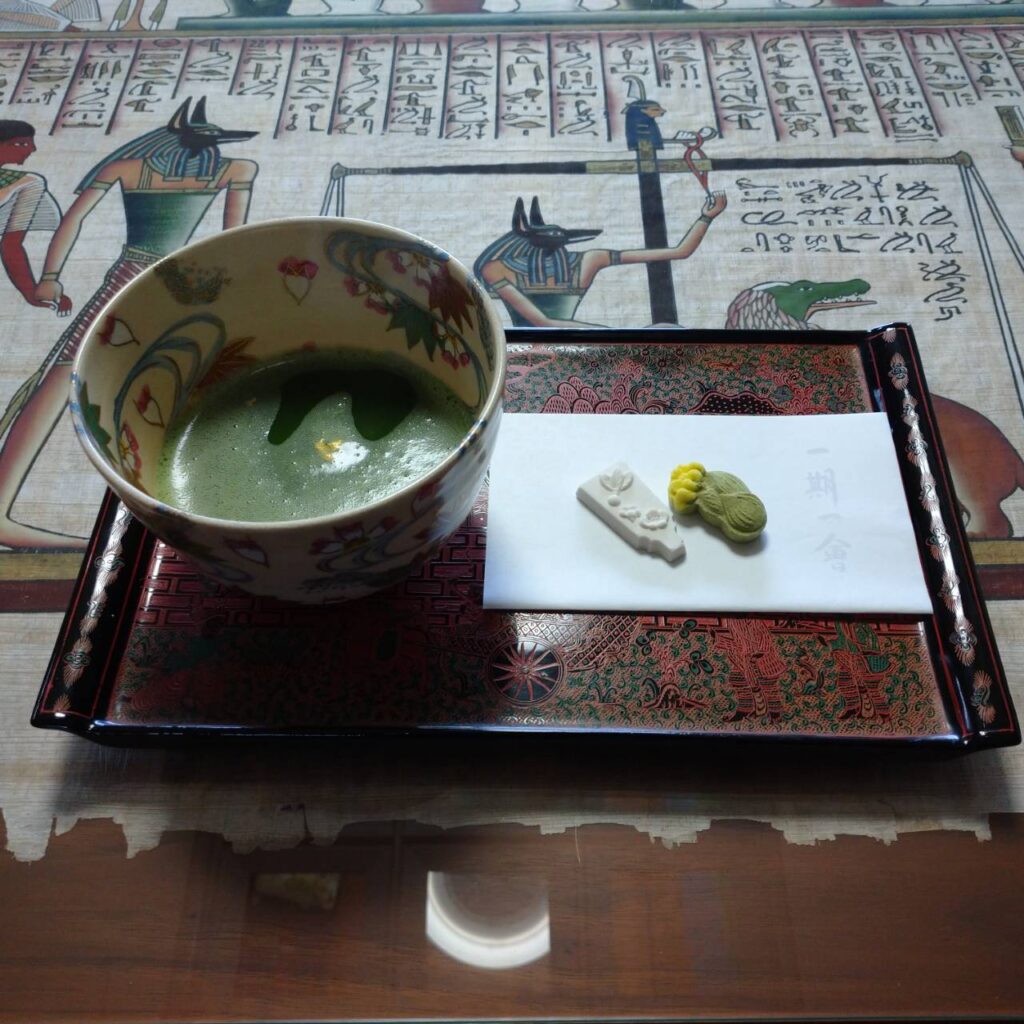 お客様からのおもてなし 金箔をのせたお抹茶と和菓子